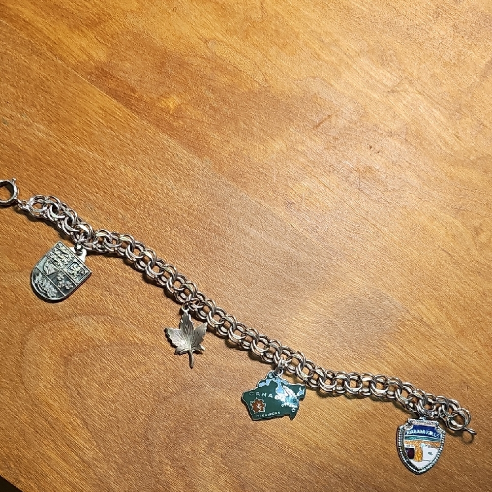 Vintage 🇨🇦 Sterling Silver Charm Bracelet With 4 Canadian Charms